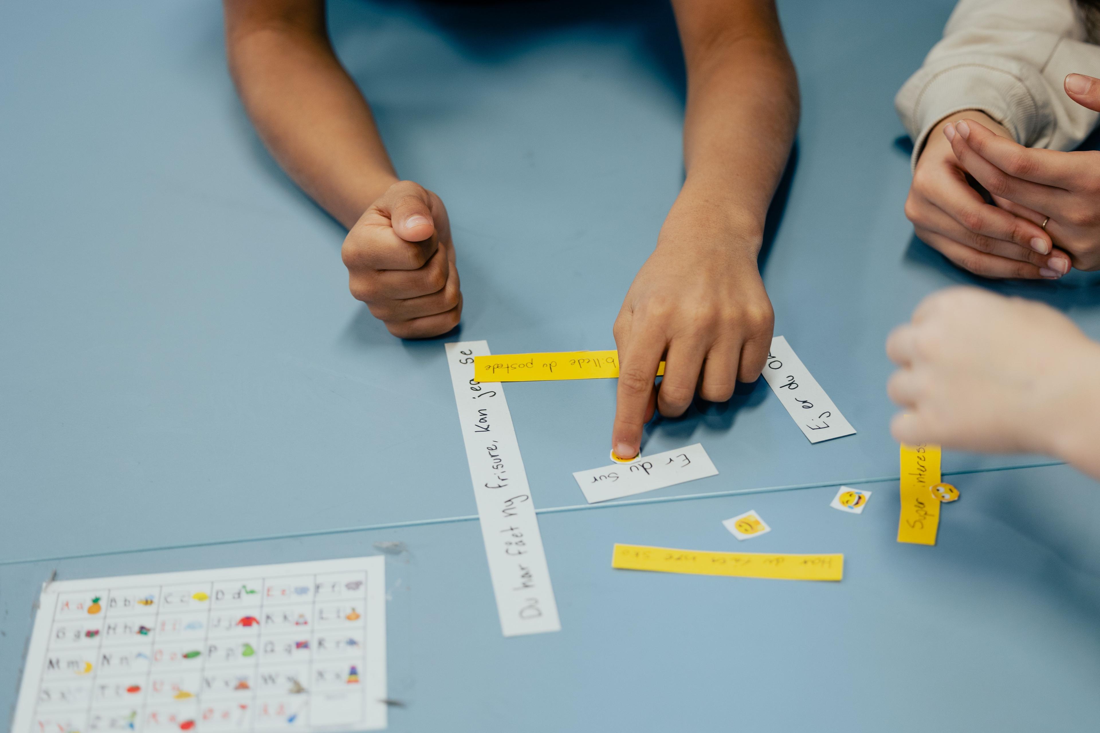 Børn arbejder med ordkort og emojis