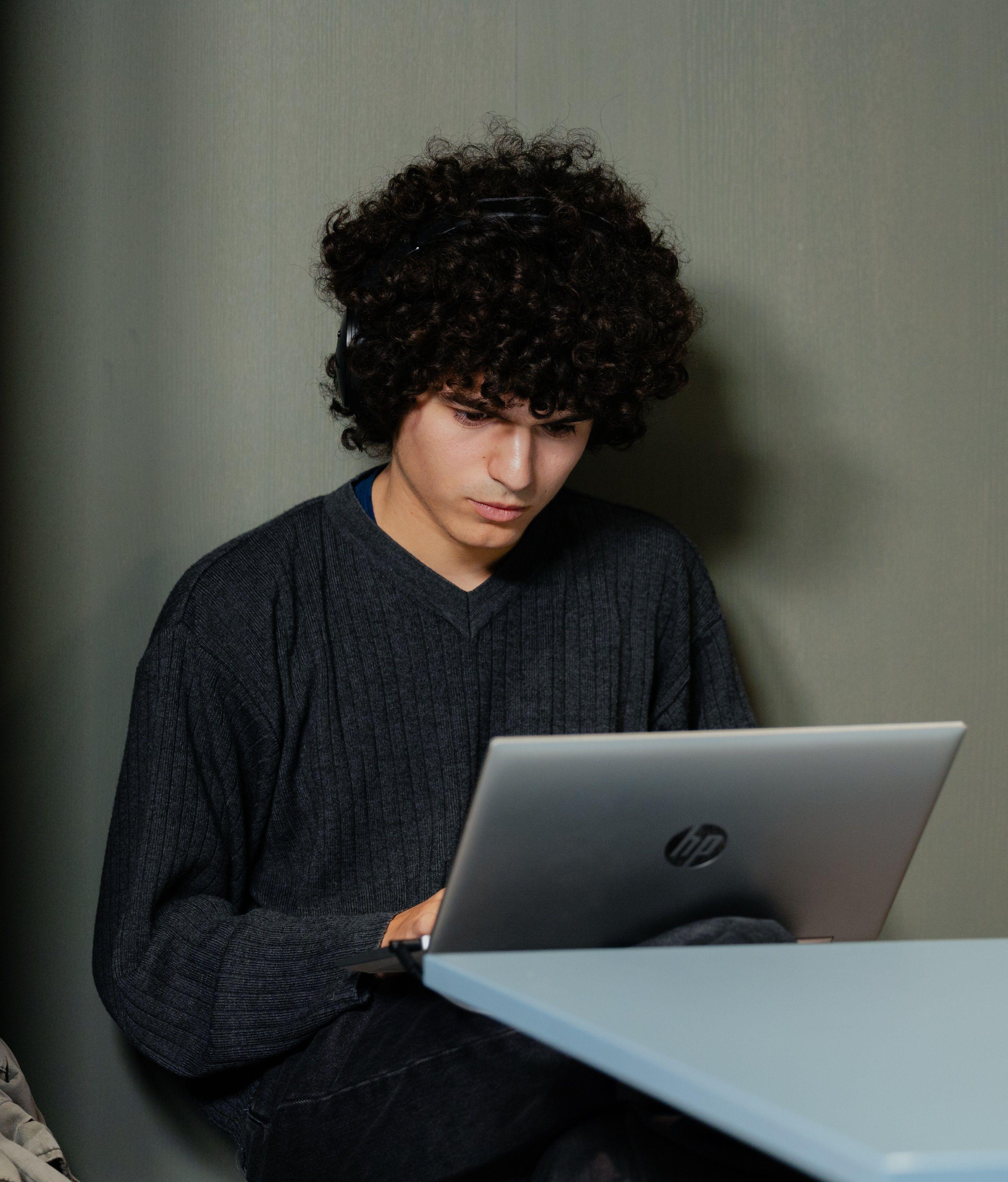 Teenagedreng ser på sin computer